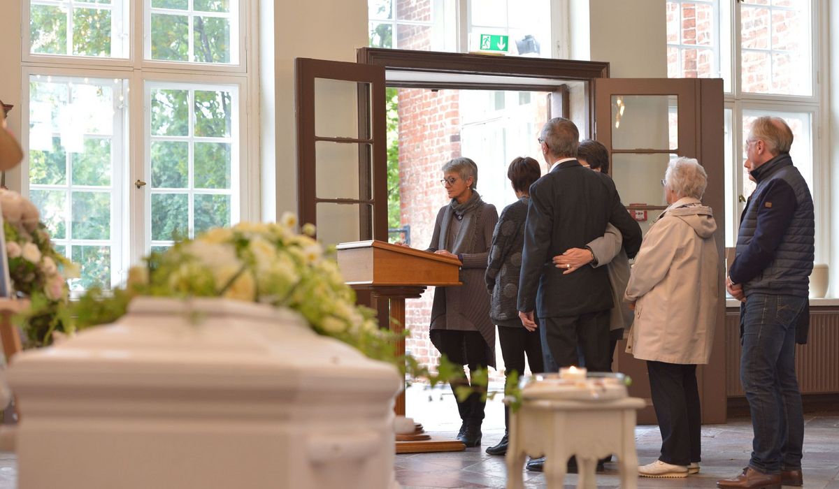 Trauergäste in der Trauerhalle von Bestattungen Kosfeld in Bochum